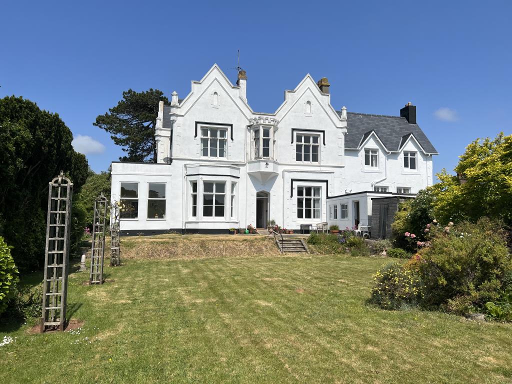 Lot: 7 - A PRESTIGIOUS VICTORIAN MANOR HOUSE FOR UPDATING WITH POTENTIAL - General view of the rear of the property